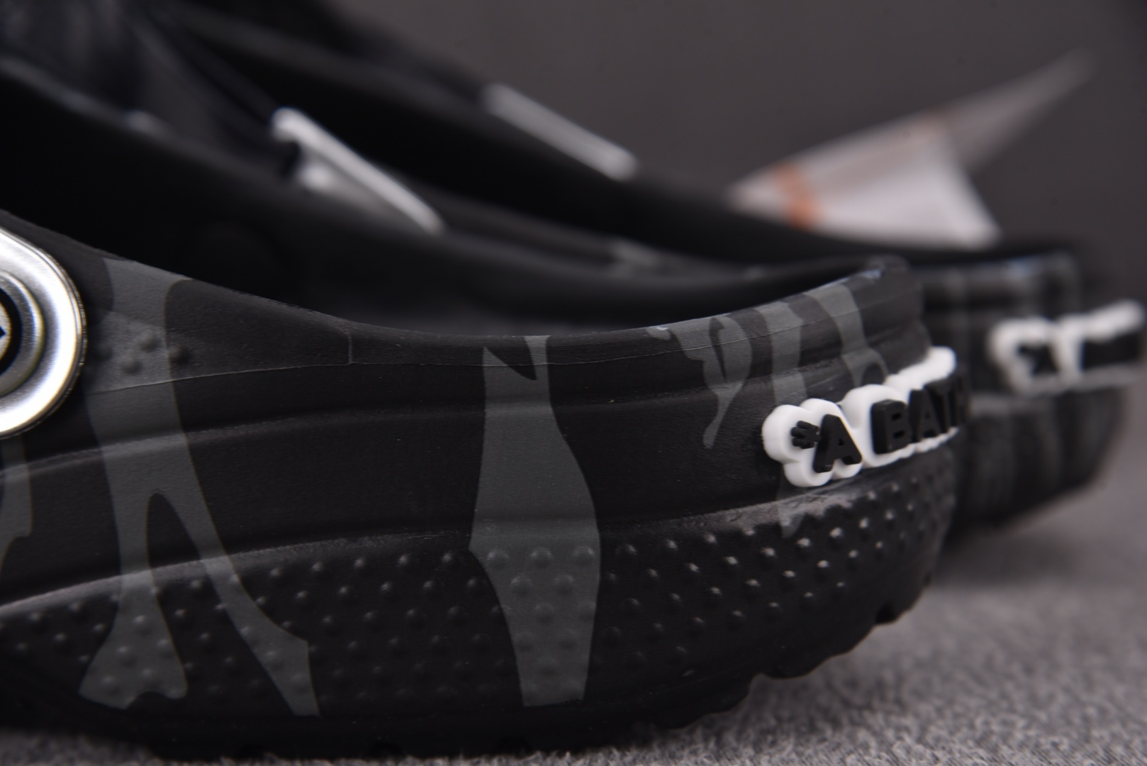  BAPE x Crocs Classic Clog 黑灰 尺码：M4（36-37） M5（37-38）