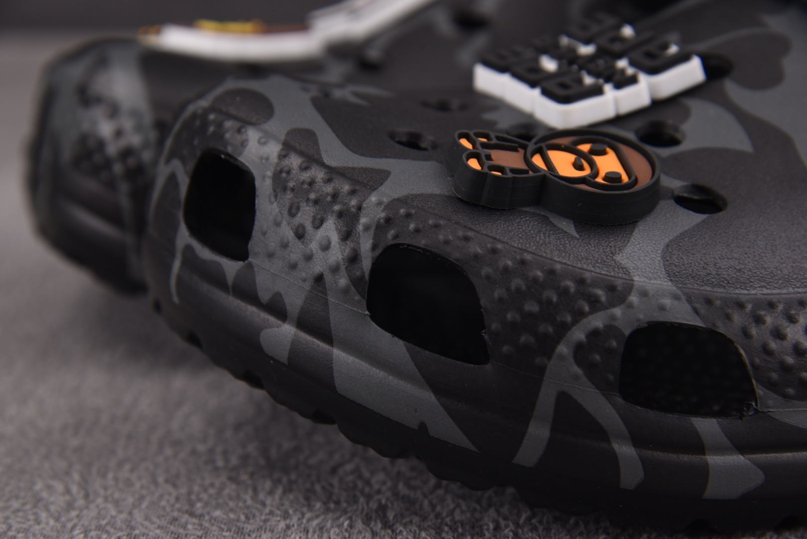  BAPE x Crocs Classic Clog 黑灰 尺码：M4（36-37） M5（37-38）