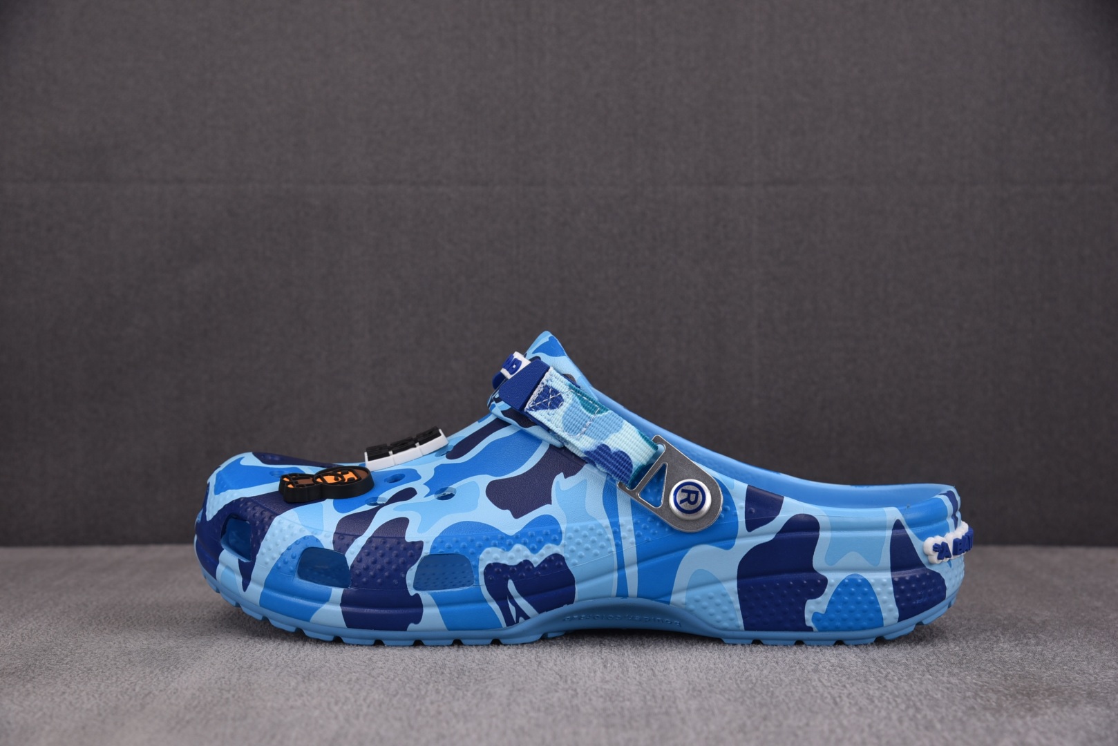  BAPE x Crocs Classic Clog 蓝色 尺码：M4（36-37） M5（37-38）