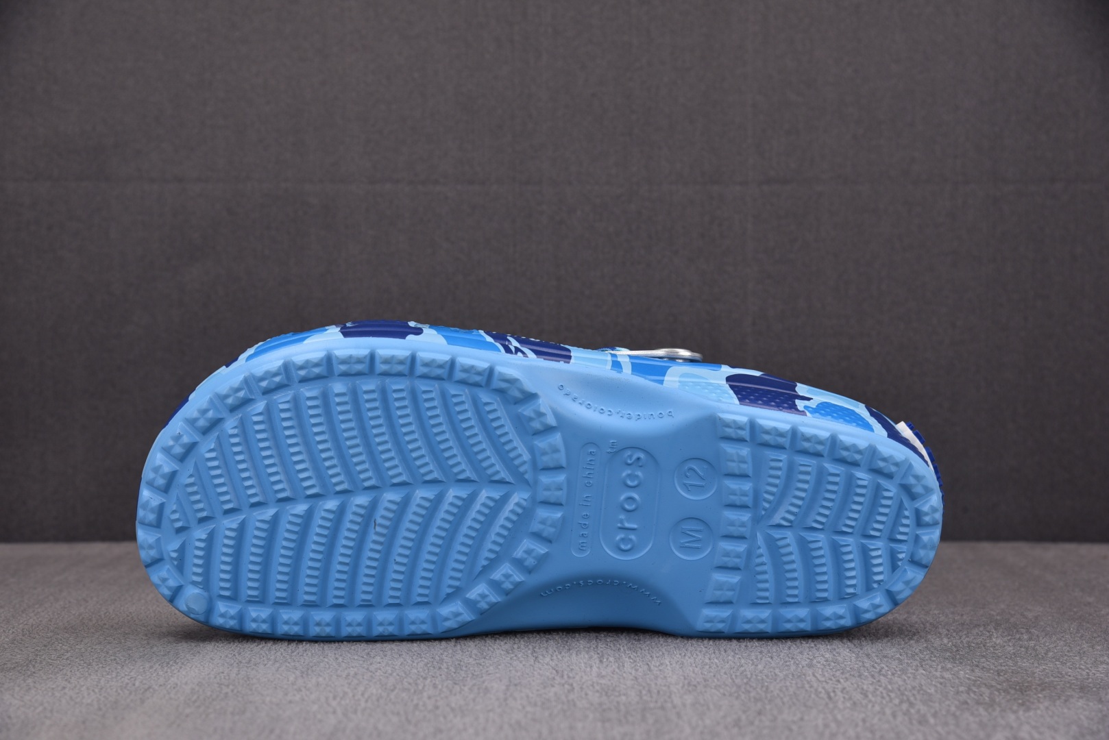  BAPE x Crocs Classic Clog 蓝色 尺码：M4（36-37） M5（37-38）