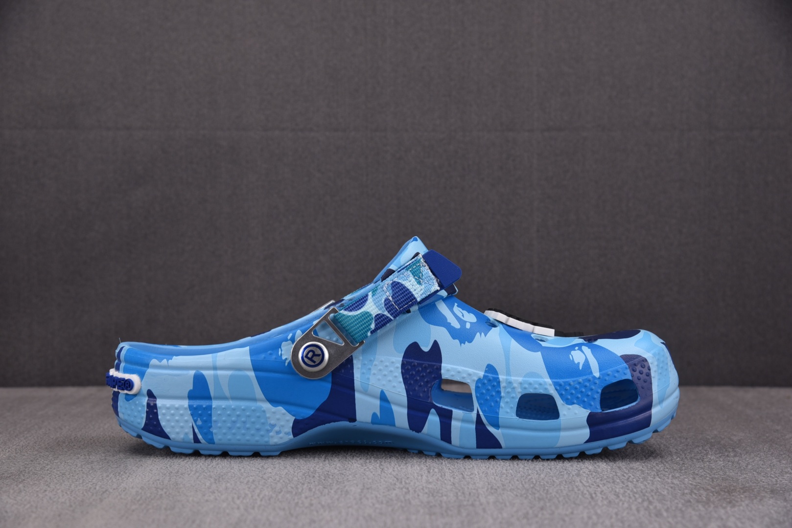  BAPE x Crocs Classic Clog 蓝色 尺码：M4（36-37） M5（37-38）