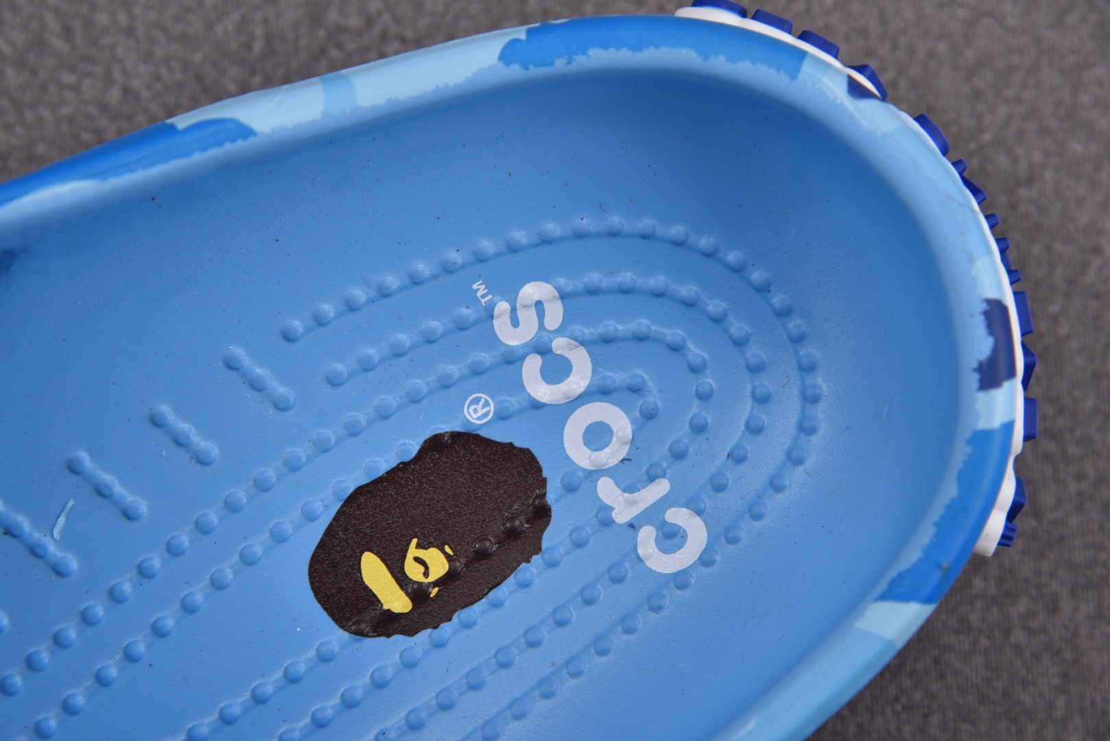  BAPE x Crocs Classic Clog 蓝色 尺码：M4（36-37） M5（37-38）