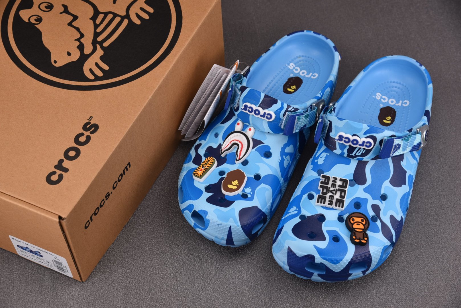  BAPE x Crocs Classic Clog 蓝色 尺码：M4（36-37） M5（37-38）