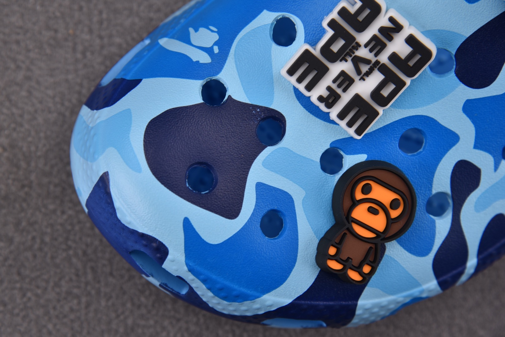  BAPE x Crocs Classic Clog 蓝色 尺码：M4（36-37） M5（37-38）