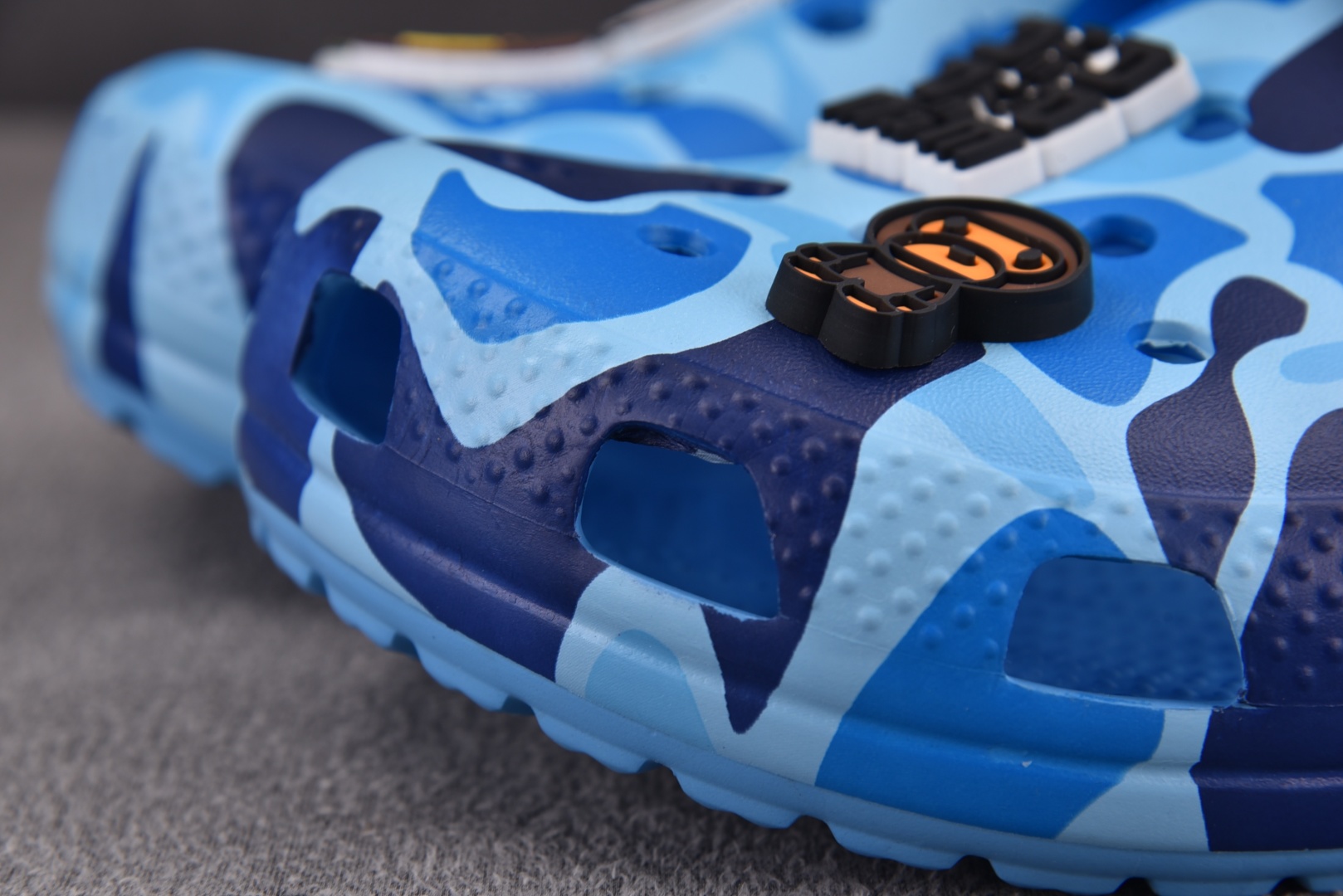  BAPE x Crocs Classic Clog 蓝色 尺码：M4（36-37） M5（37-38）