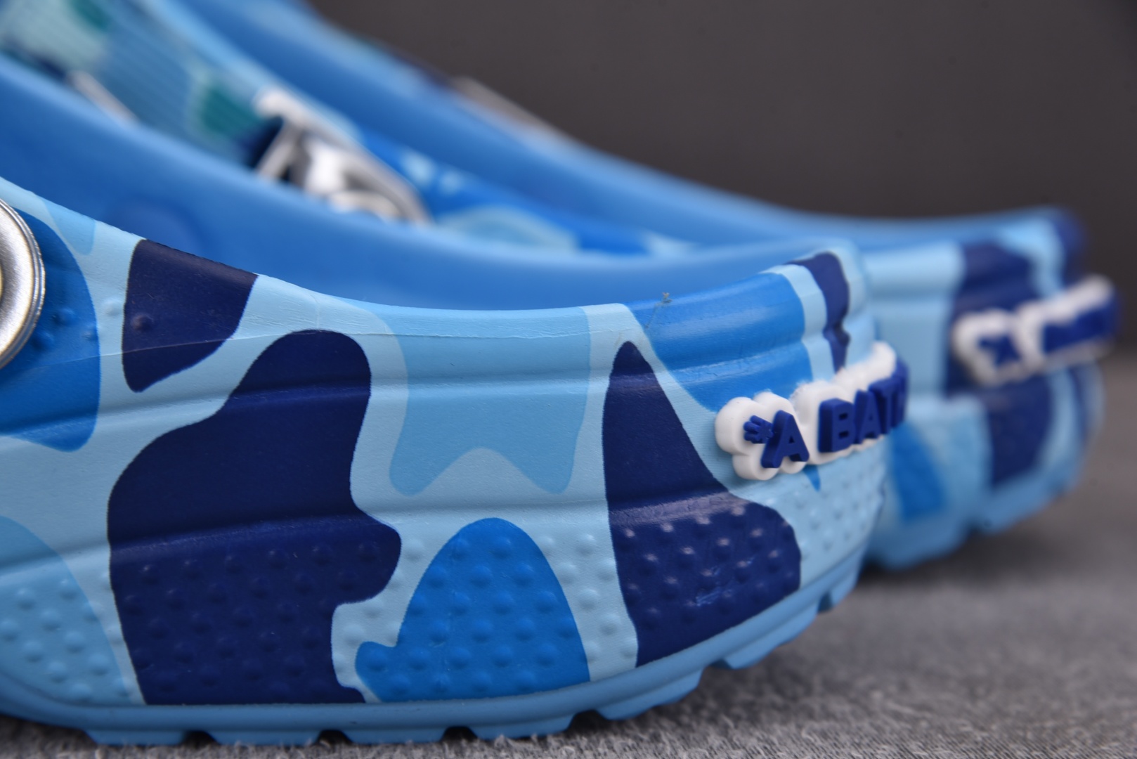  BAPE x Crocs Classic Clog 蓝色 尺码：M4（36-37） M5（37-38）