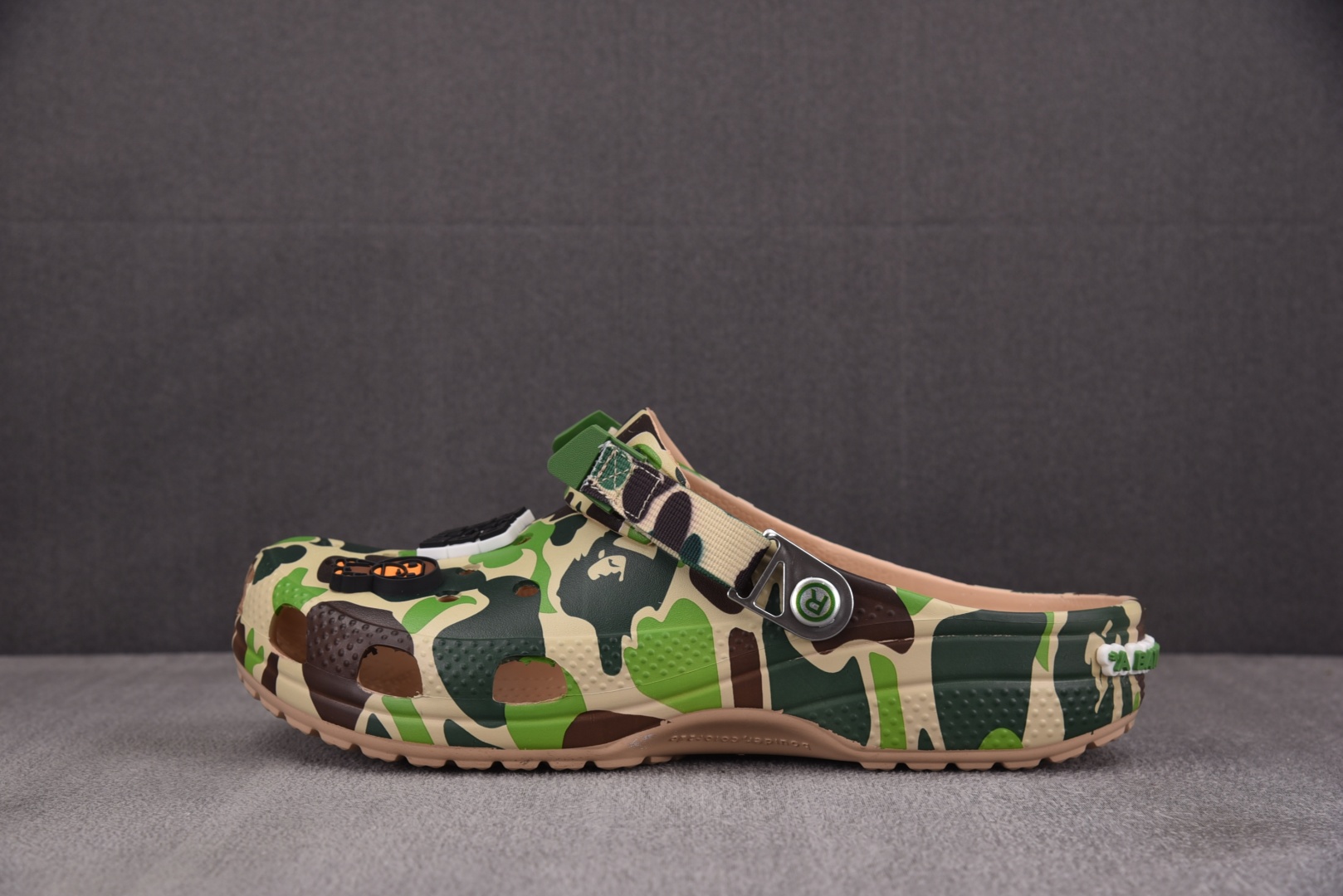 BAPE x Crocs Classic Clog 迷彩 尺码：M4（36-37） M5（37-38）