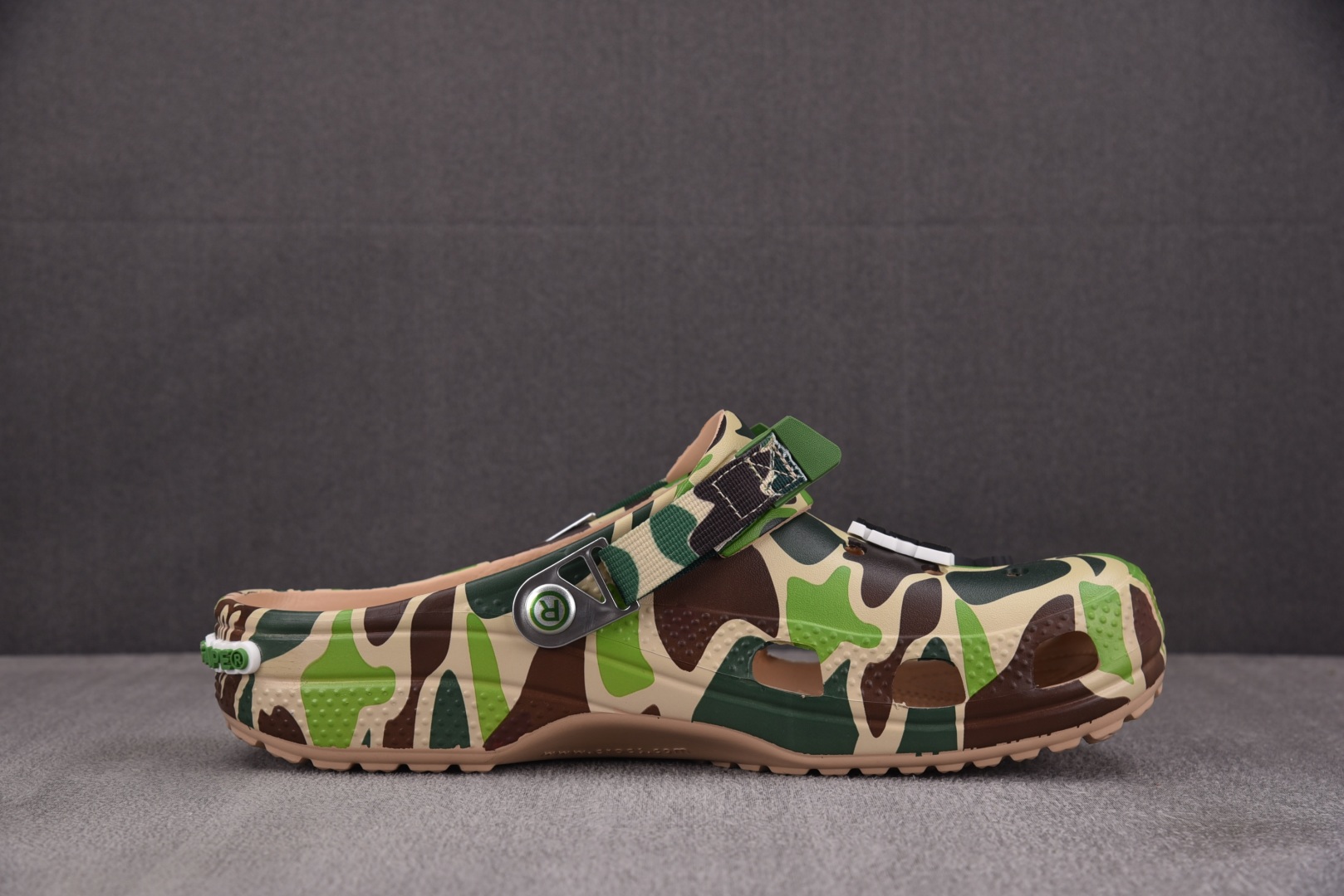  BAPE x Crocs Classic Clog 迷彩 尺码：M4（36-37） M5（37-38）