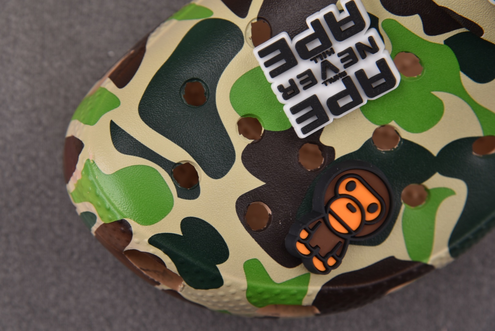  BAPE x Crocs Classic Clog 迷彩 尺码：M4（36-37） M5（37-38）