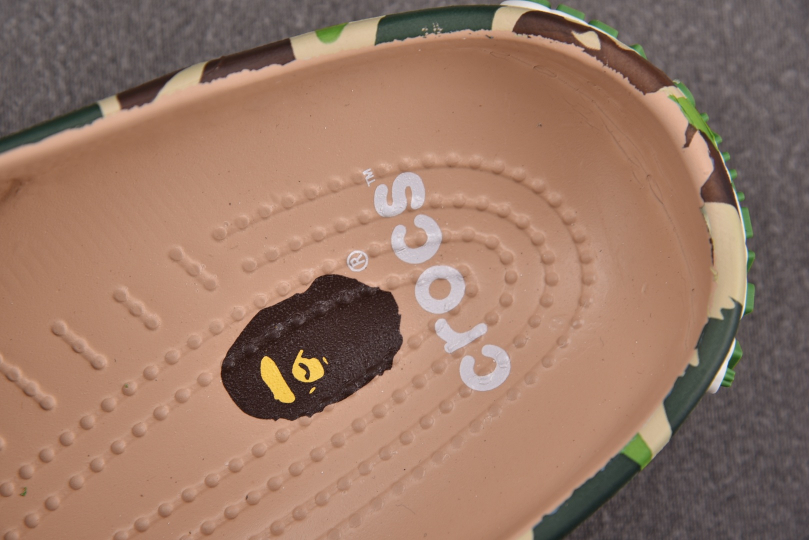  BAPE x Crocs Classic Clog 迷彩 尺码：M4（36-37） M5（37-38）