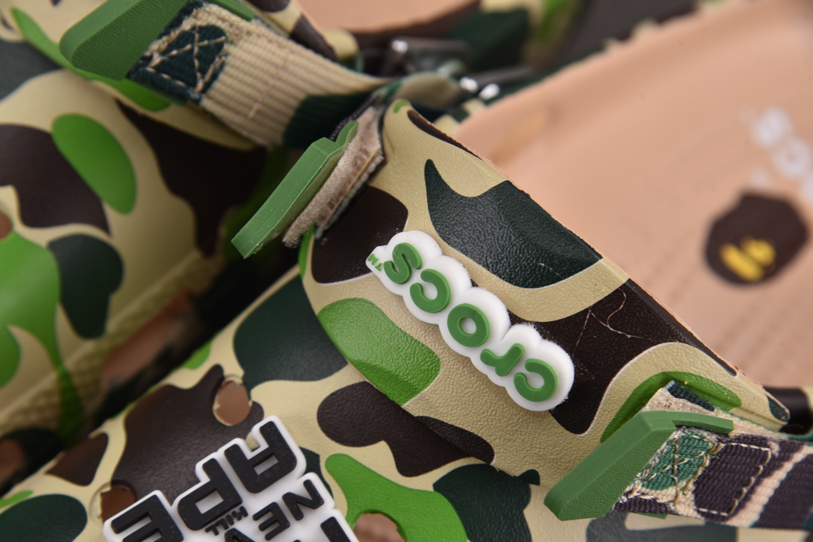  BAPE x Crocs Classic Clog 迷彩 尺码：M4（36-37） M5（37-38）