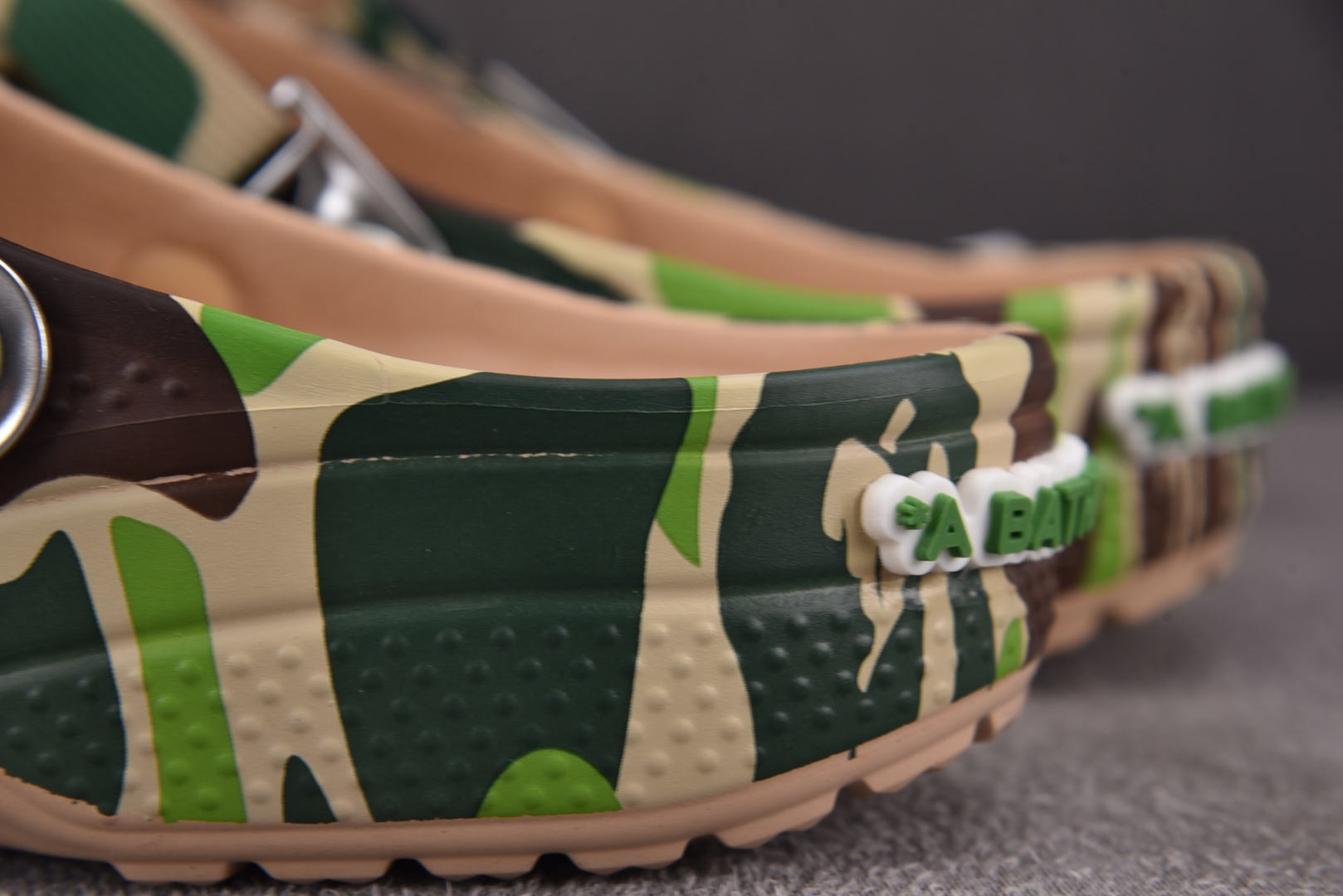 BAPE x Crocs Classic Clog 迷彩 尺码：M4（36-37） M5（37-38）