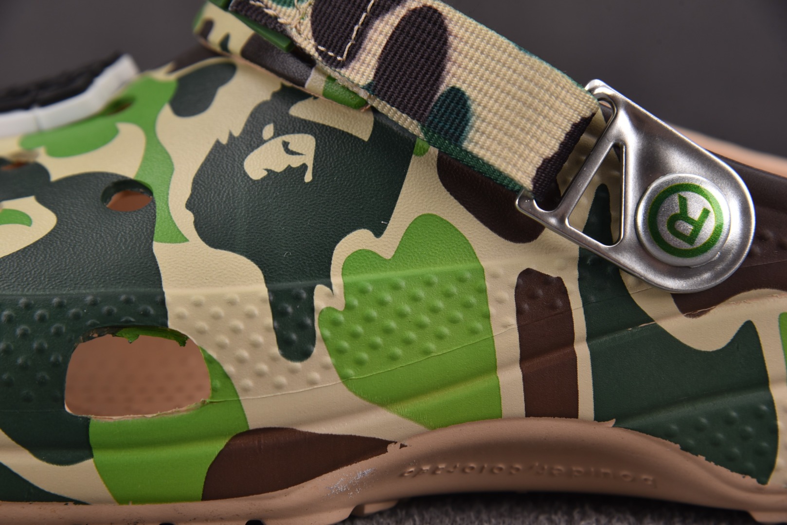  BAPE x Crocs Classic Clog 迷彩 尺码：M4（36-37） M5（37-38）
