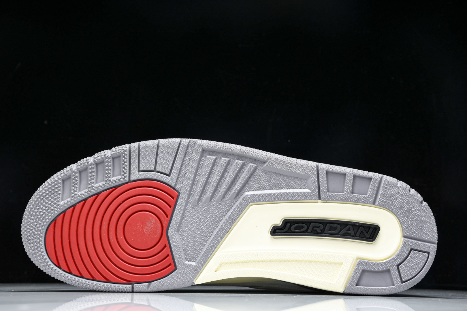 AJ3白灰黑 尺码：40-48.5

纯原版出品-Air Jordan 3 Retro 白灰黑 CT85