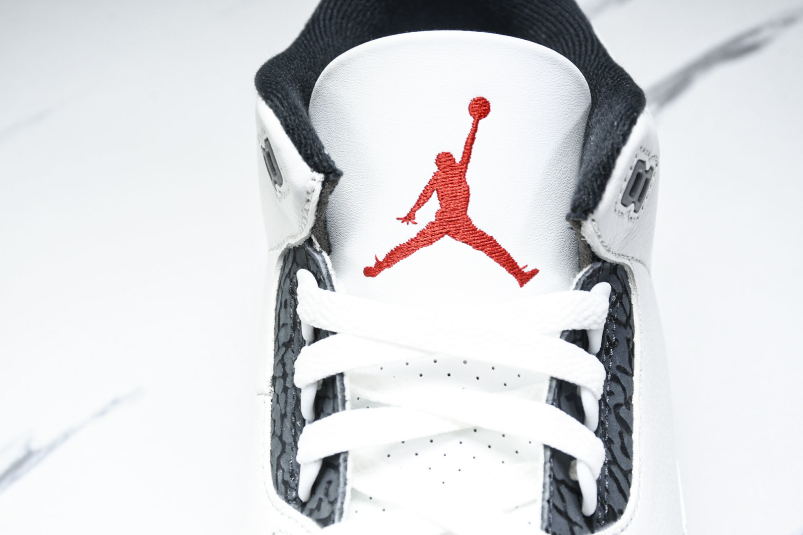 AJ3白灰黑 尺码：40-48.5

纯原版出品-Air Jordan 3 Retro 白灰黑 CT85