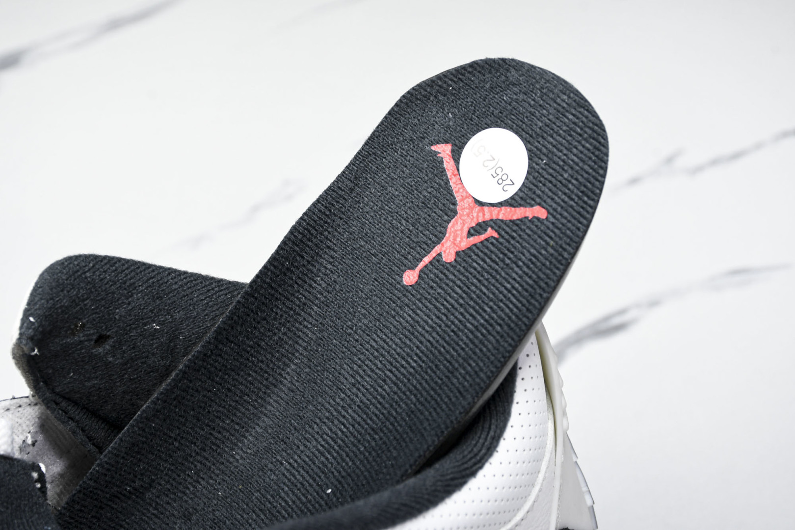 AJ3白灰黑 尺码：40-48.5

纯原版出品-Air Jordan 3 Retro 白灰黑 CT85