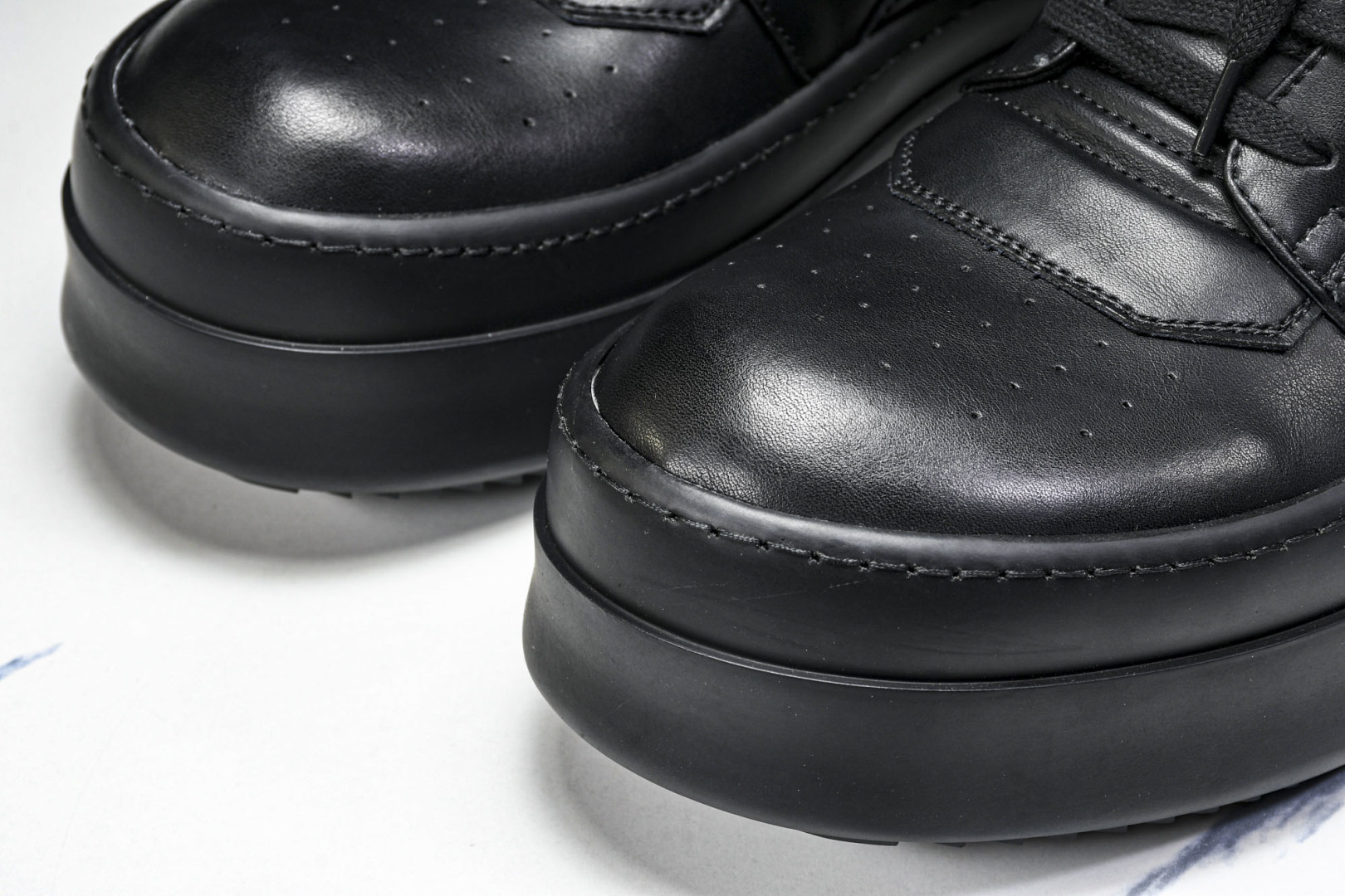 Rick 尺码36-46

纯原版出品-RICK OWENS 25春夏男士 奶白全粒面小牛皮运动鞋
尺码