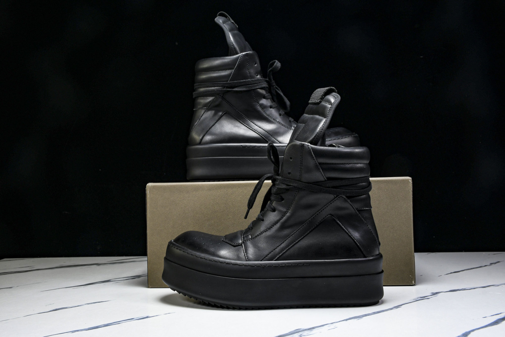 Rick 尺码36-46

纯原版出品-RICK OWENS 25春夏男士 奶白全粒面小牛皮运动鞋
尺码