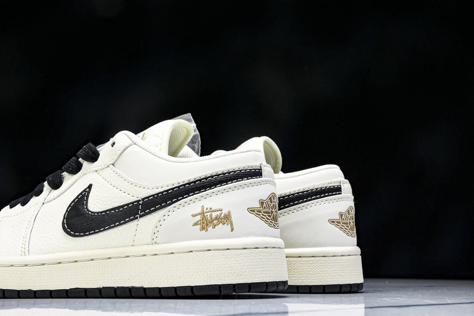  Air Jordan 1 Low AJ1 乔1 斯图西联名 拉丝黑勾 高端定制 低帮复古篮球鞋 XX3