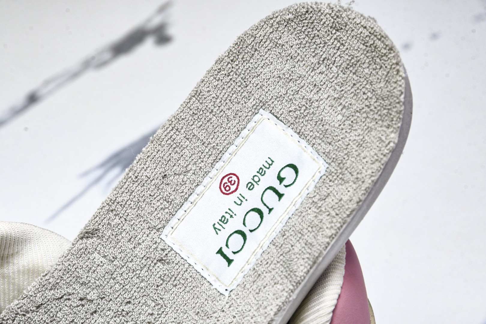  GUCCI 古驰 2025冬季新品 冲孔做日 经典原型复古低帮百搭做旧老爹板鞋 粉色 尺寸 35 36