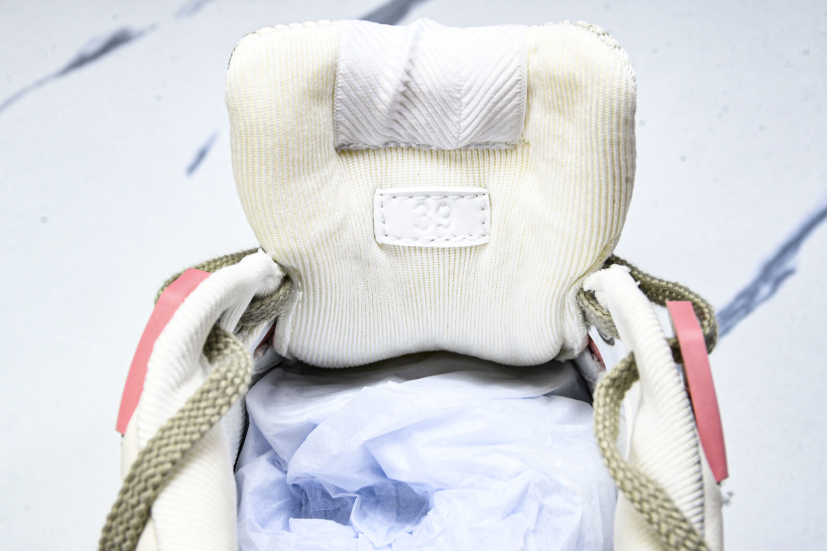  GUCCI 古驰 2025冬季新品 冲孔做日 经典原型复古低帮百搭做旧老爹板鞋 粉色 尺寸 35 36