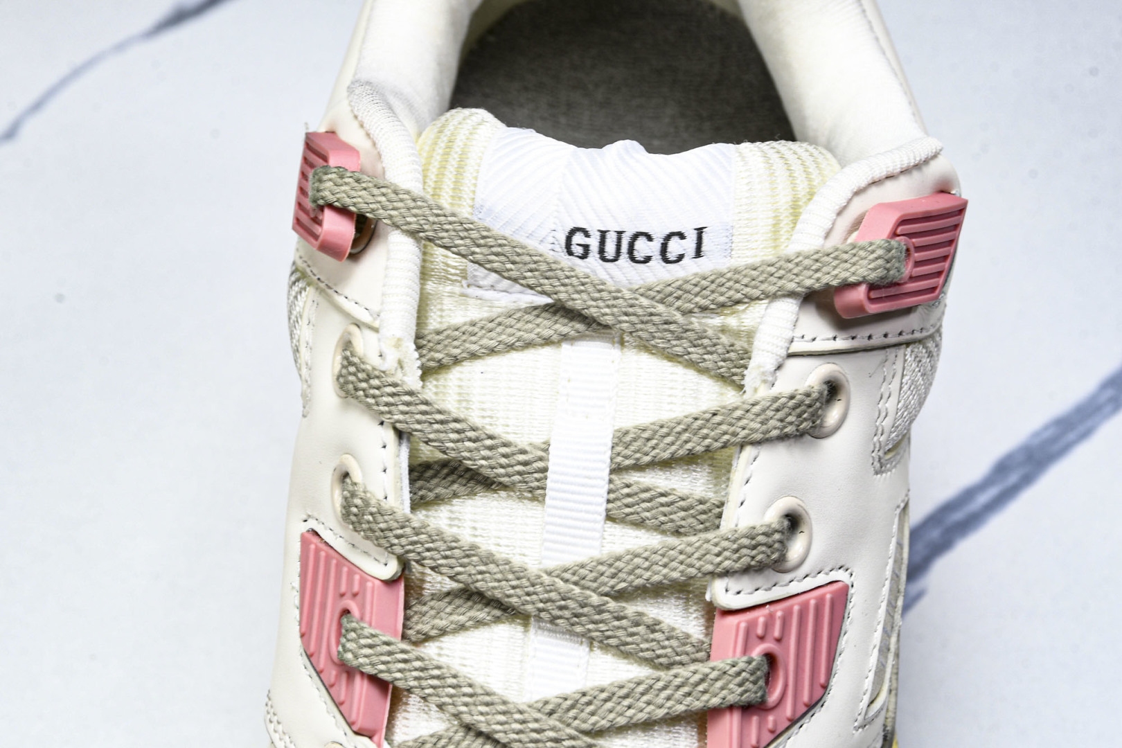  GUCCI 古驰 2025冬季新品 冲孔做日 经典原型复古低帮百搭做旧老爹板鞋 粉色 尺寸 35 36