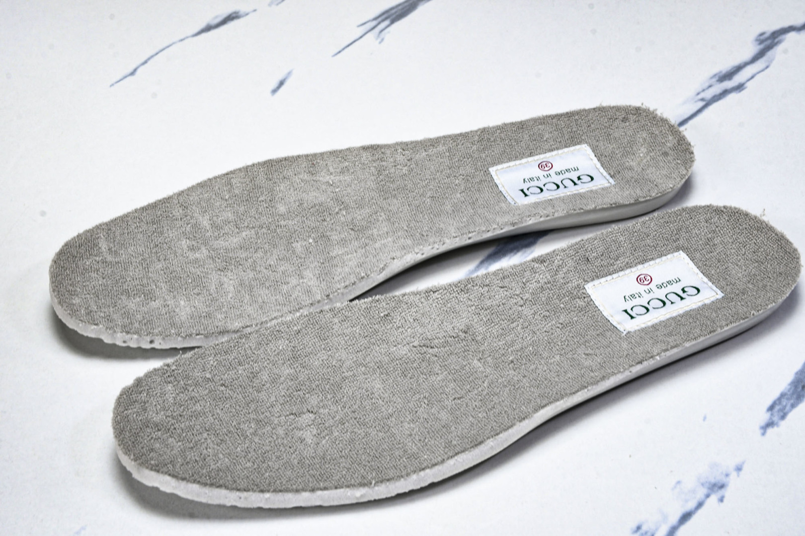  GUCCI 古驰 2025冬季新品 冲孔做日 经典原型复古低帮百搭做旧老爹板鞋 粉色 尺寸 35 36