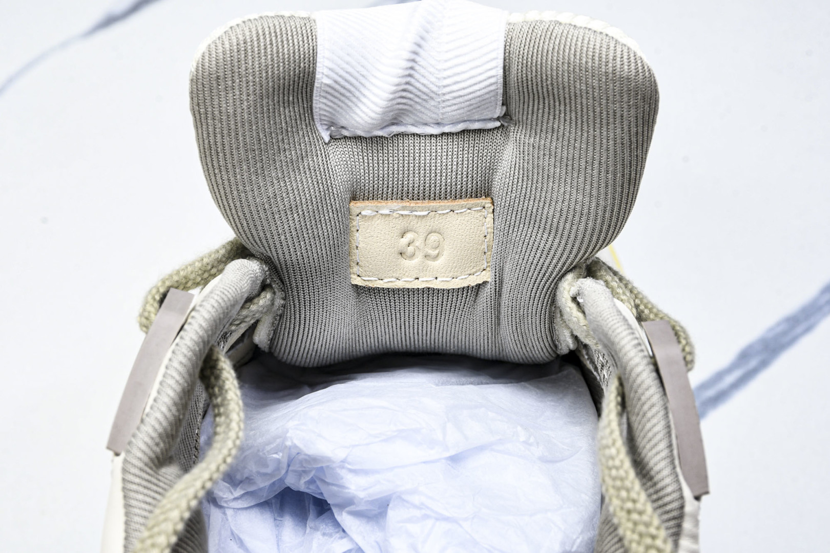  GUCCI 古驰 2025冬季新品 冲孔做日 经典原型复古低帮百搭做旧老爹板鞋 灰色 尺寸 35 36