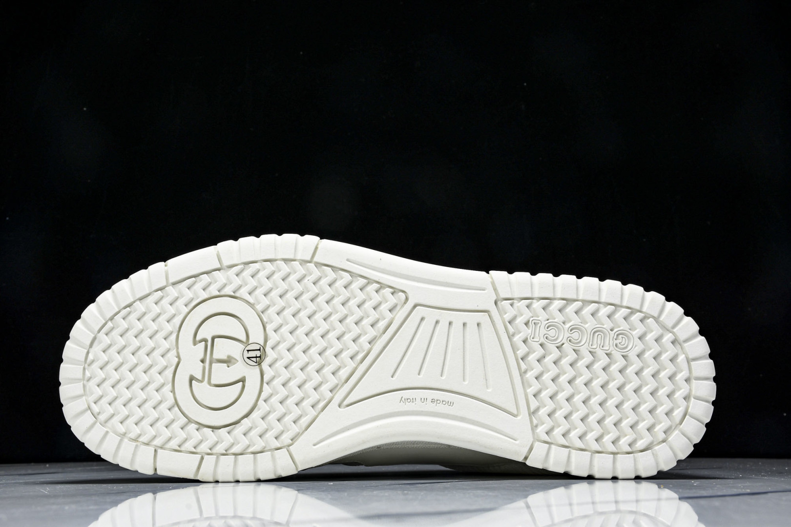  GUCCI 古驰 2025冬季新品 冲孔做日 经典原型复古低帮百搭做旧老爹板鞋 皮面白 尺寸 35 3