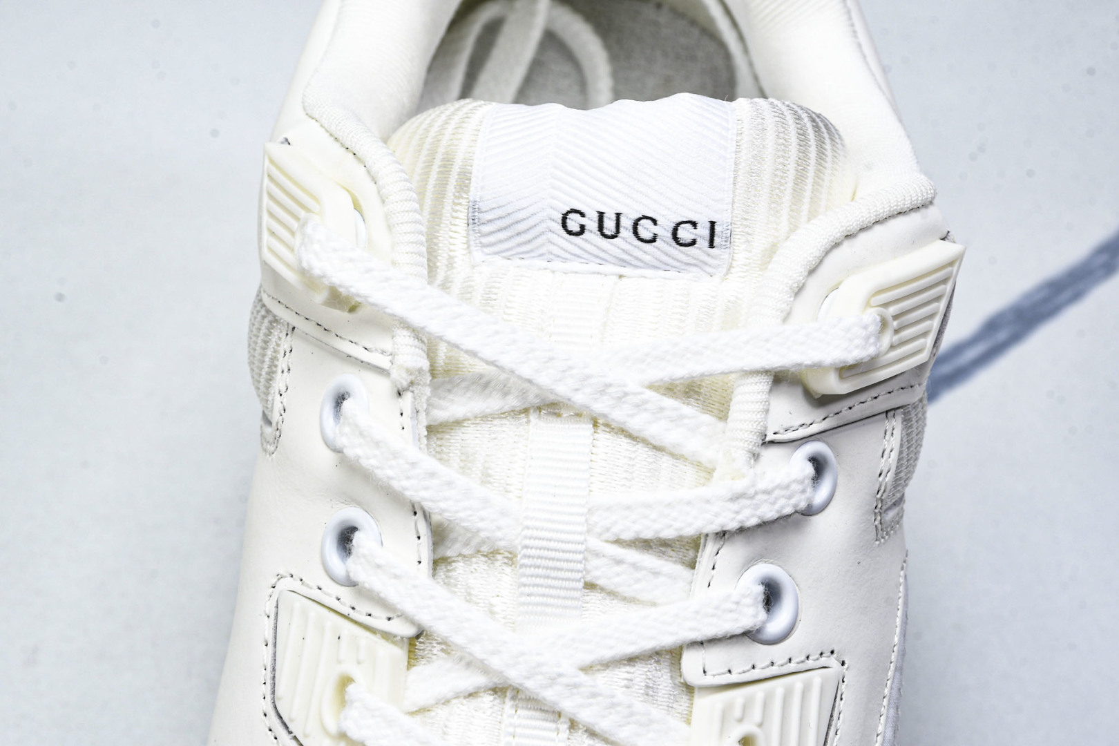  GUCCI 古驰 2025冬季新品 冲孔做日 经典原型复古低帮百搭做旧老爹板鞋 皮面白 尺寸 35 3