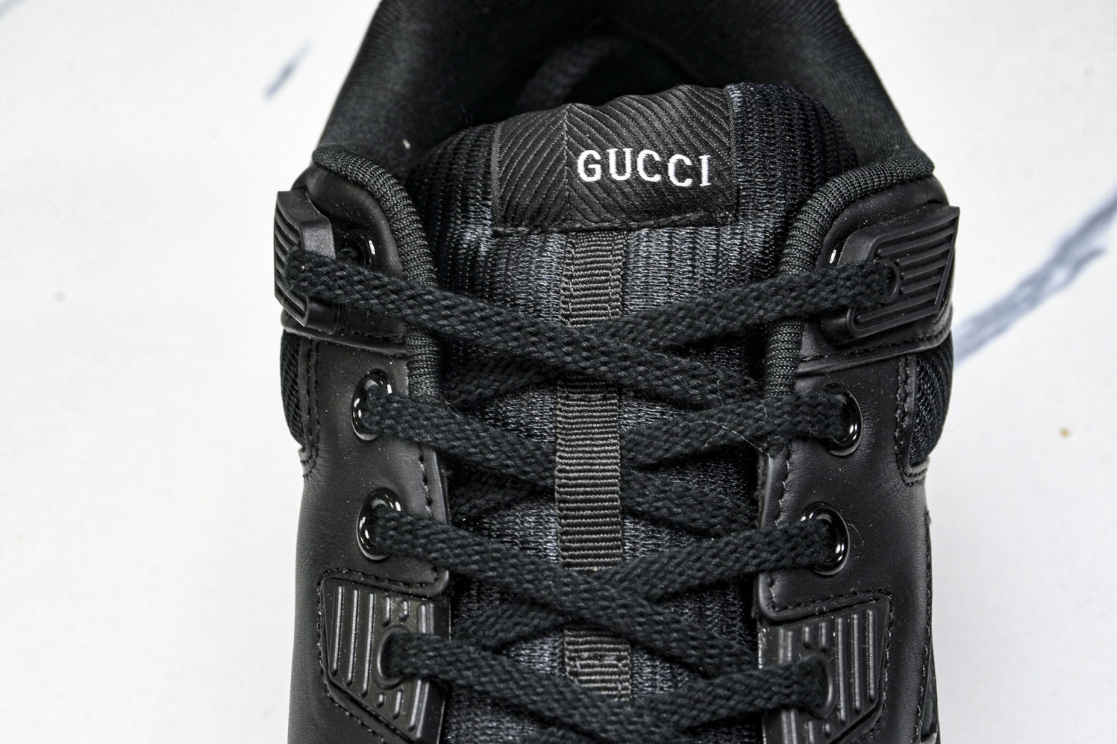 GUCCI 古驰 2025冬季新品 冲孔做日 经典原型复古低帮百搭做旧老爹板鞋 皮面黑 尺寸 39 4
