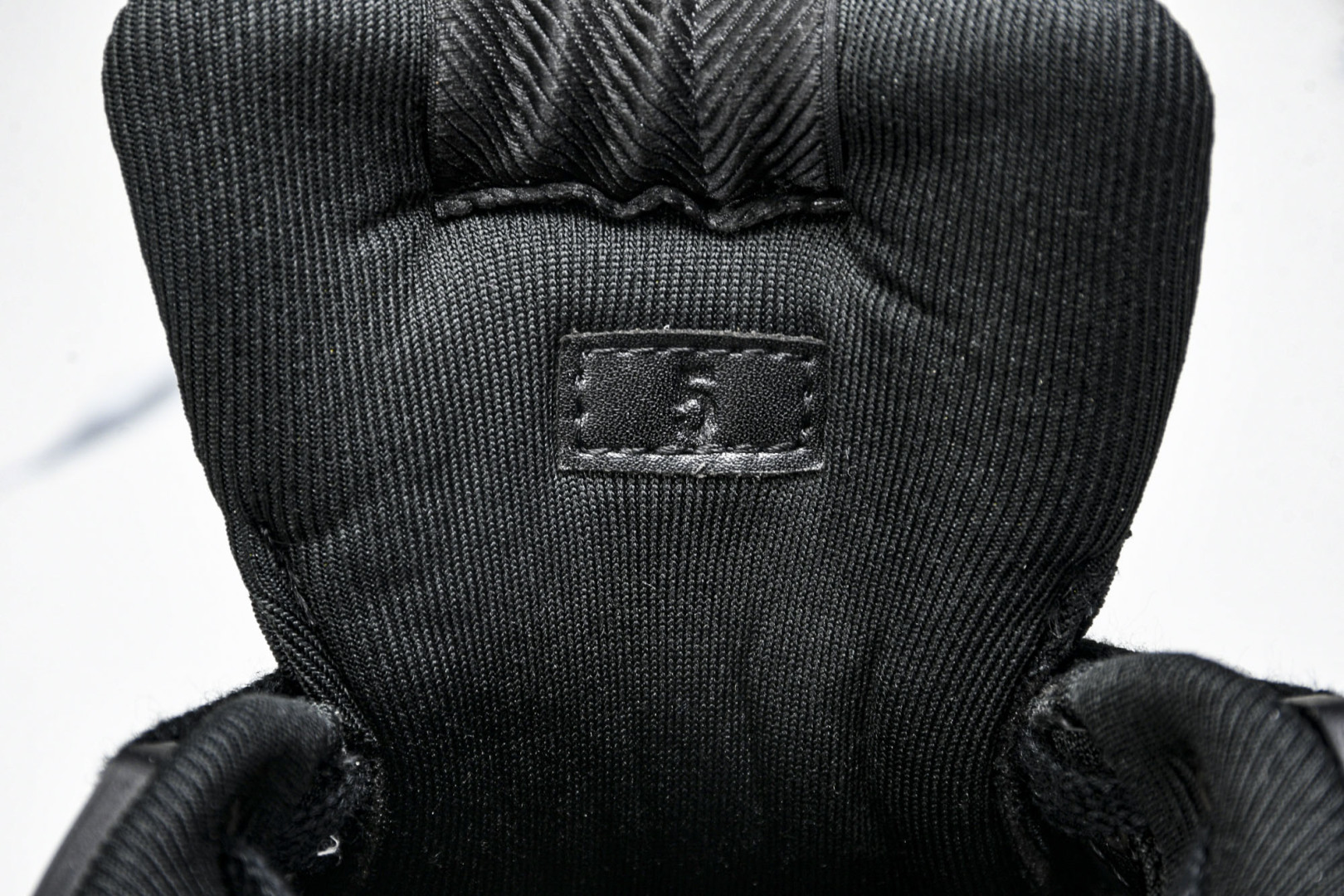  GUCCI 古驰 2025冬季新品 冲孔做日 经典原型复古低帮百搭做旧老爹板鞋 皮面黑 尺寸 39 4