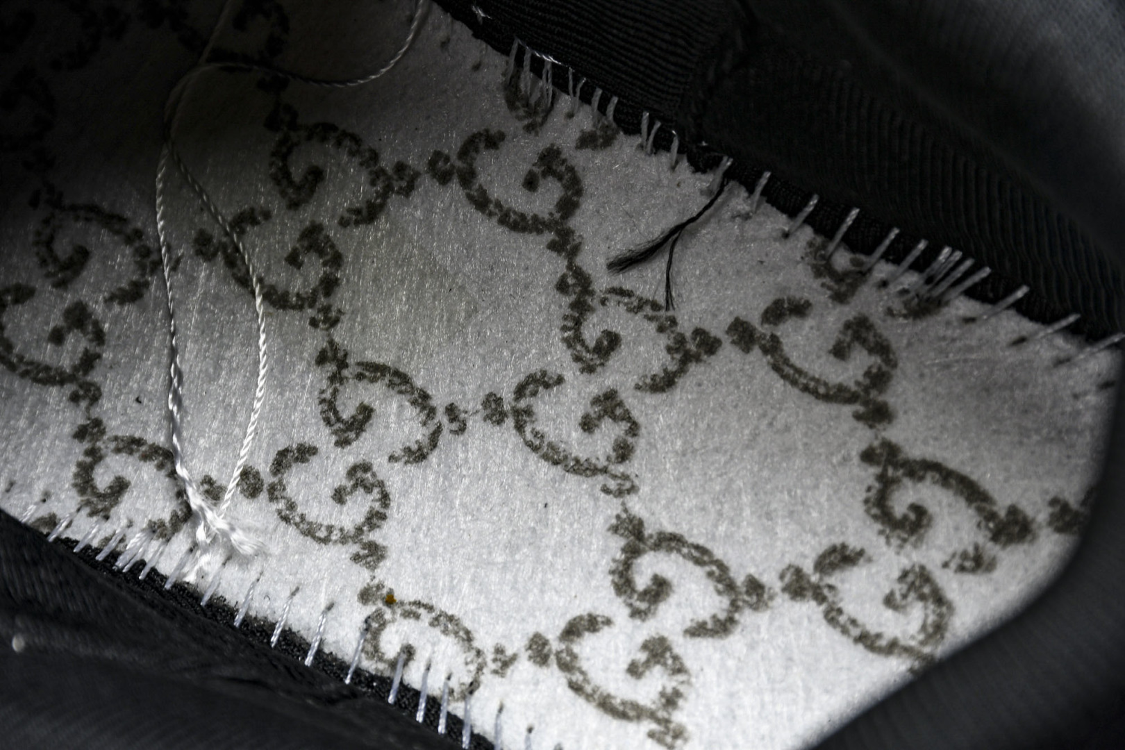  GUCCI 古驰 2025冬季新品 冲孔做日 经典原型复古低帮百搭做旧老爹板鞋 皮面黑 尺寸 39 4