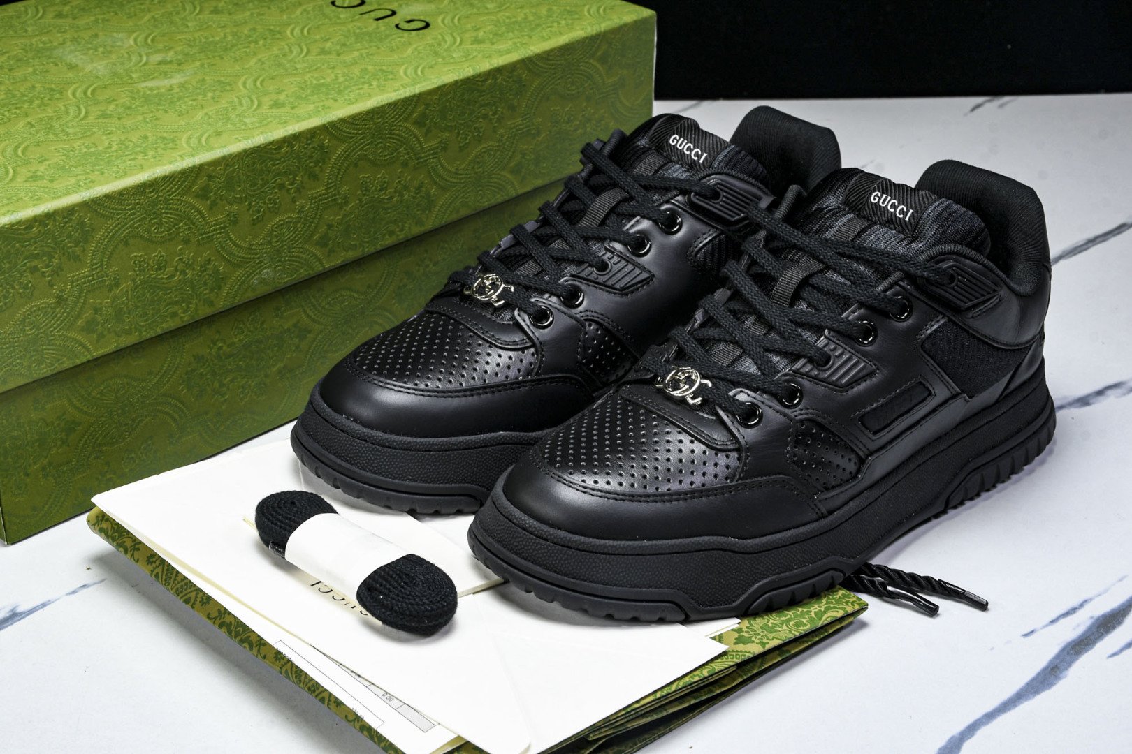  GUCCI 古驰 2025冬季新品 冲孔做日 经典原型复古低帮百搭做旧老爹板鞋 皮面黑 尺寸 39 4