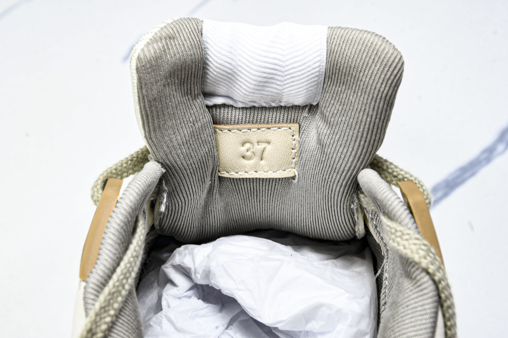  GUCCI 古驰 2025冬季新品 冲孔做日 经典原型复古低帮百搭做旧老爹板鞋 棕色 尺寸 35 36