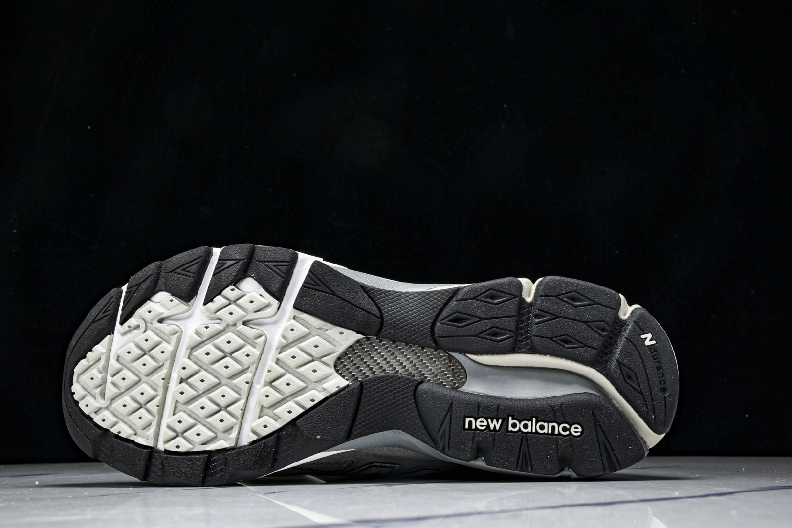  美产 New Balance NB 990 V3 复古 包裹性轻便低帮 跑步鞋  男女同款  货号：M