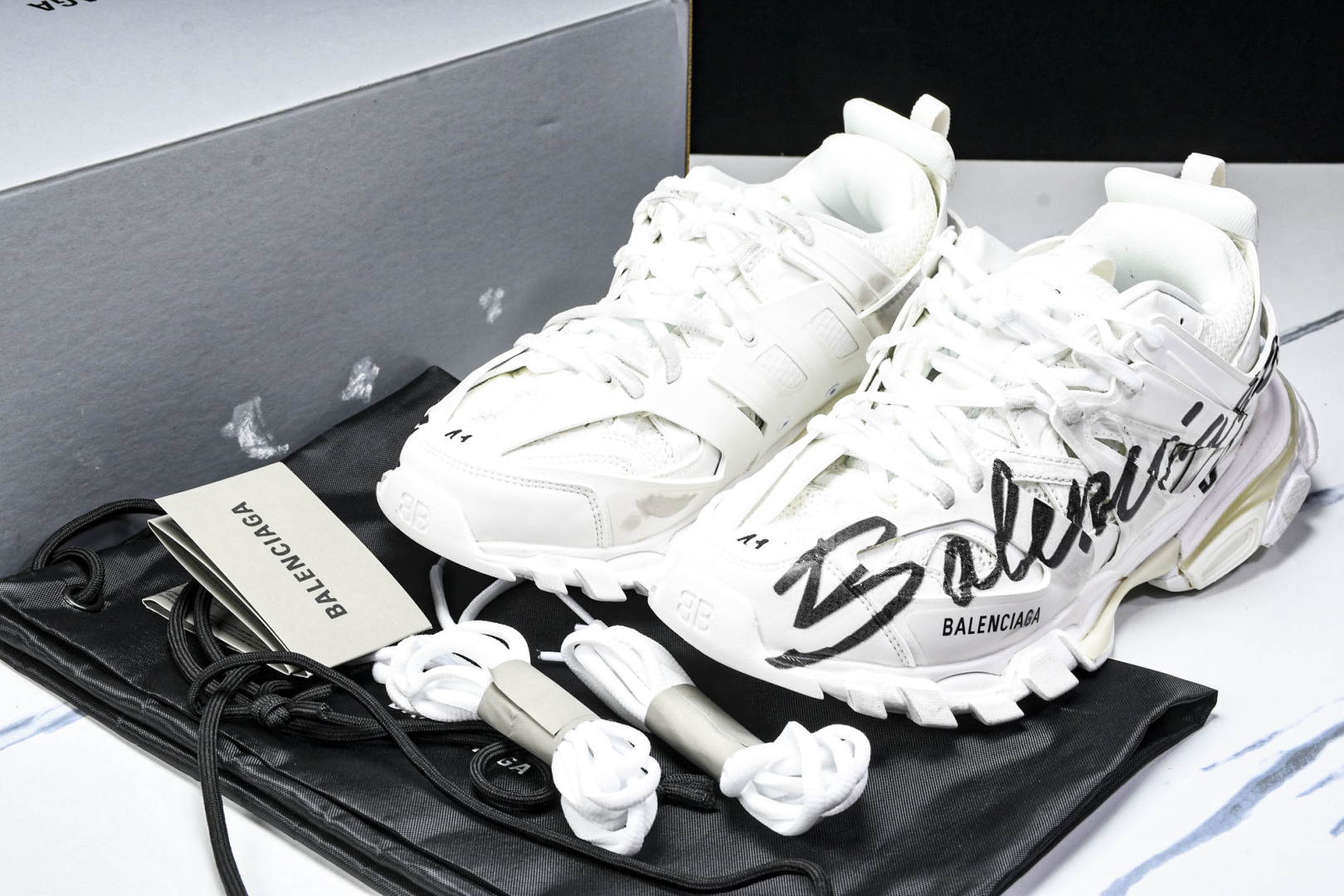巴黎 尺码35-46

纯原出品-Balenciaga Triple S 巴黎世家 3.0 白黑英文字母