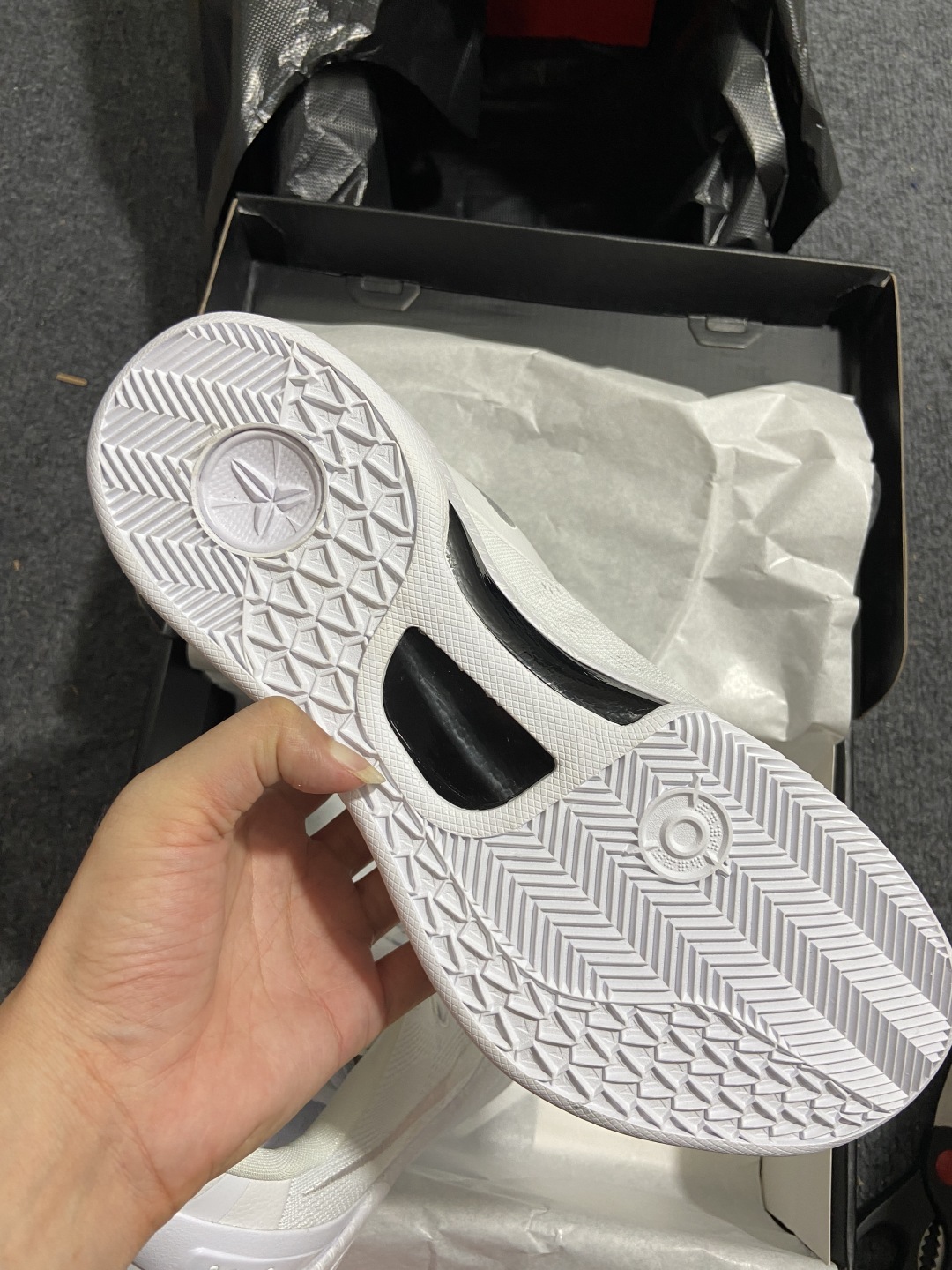 科比8白色 尺码：39-46

纯原版⚡️偏小0.5-1码⚠️ Kobe 8 Proto 科比8白色 低