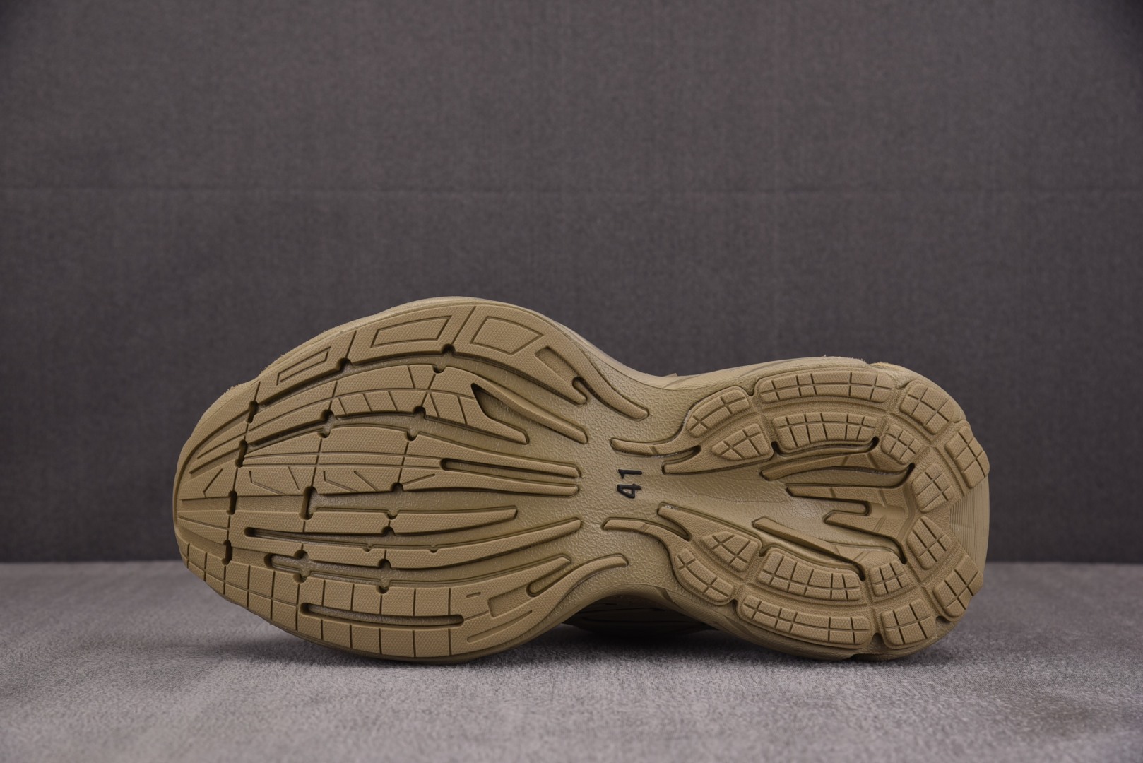 巴黎 尺码35-46

纯原出品-Balenciaga Monday Full Beige 全米色 YZ