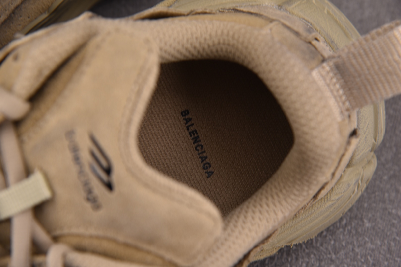 巴黎 尺码35-46

纯原出品-Balenciaga Monday Full Beige 全米色 YZ