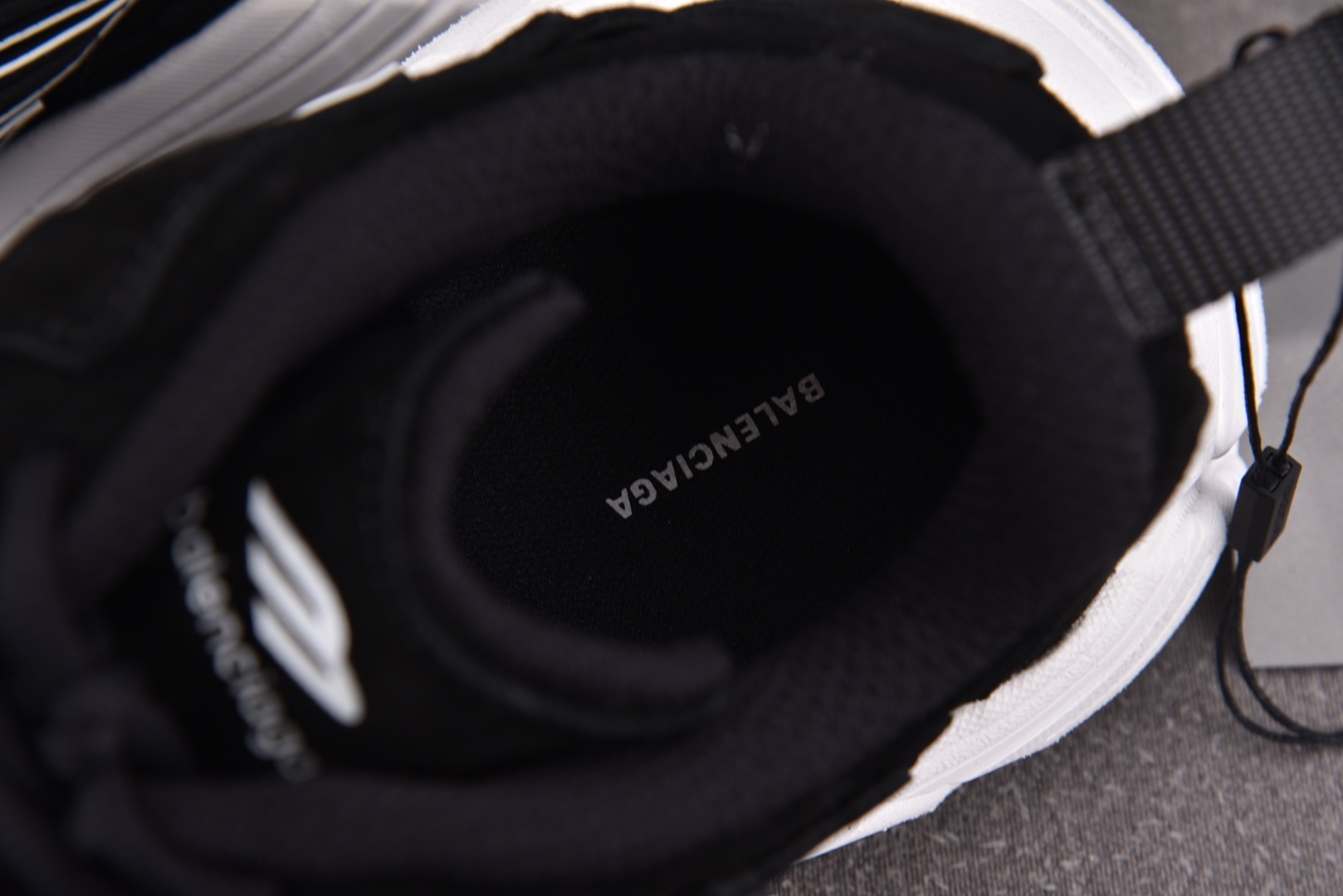 巴黎 尺码36-45

纯原版出品-Balenciaga Monday Black White 黑白 Y