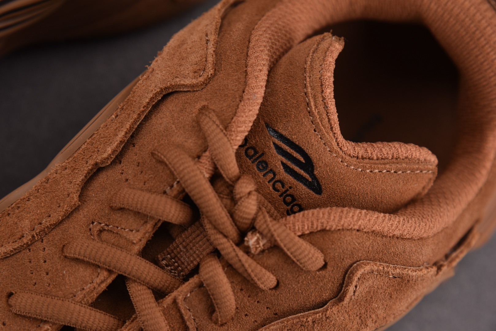 巴黎 尺码36-45

纯原版出品-Balenciaga Monday Full Brown 全棕 YZ