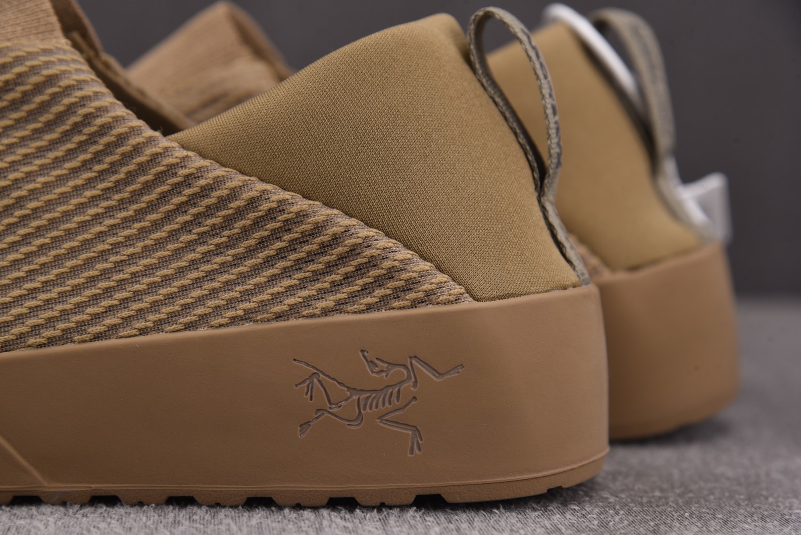 始祖鸟 尺码39-45

纯原出品-ArcTeryx  kragg 始祖鸟新款一脚蹬两穿休闲鞋户外运动鞋