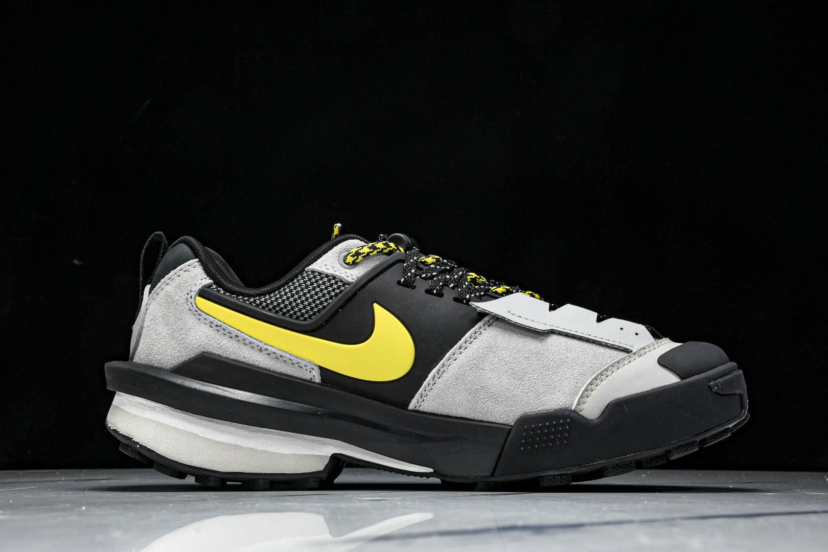 
Sacai x Nike Zegamadome SP 联名款 机能风低帮生活休闲鞋 HQ8618-00