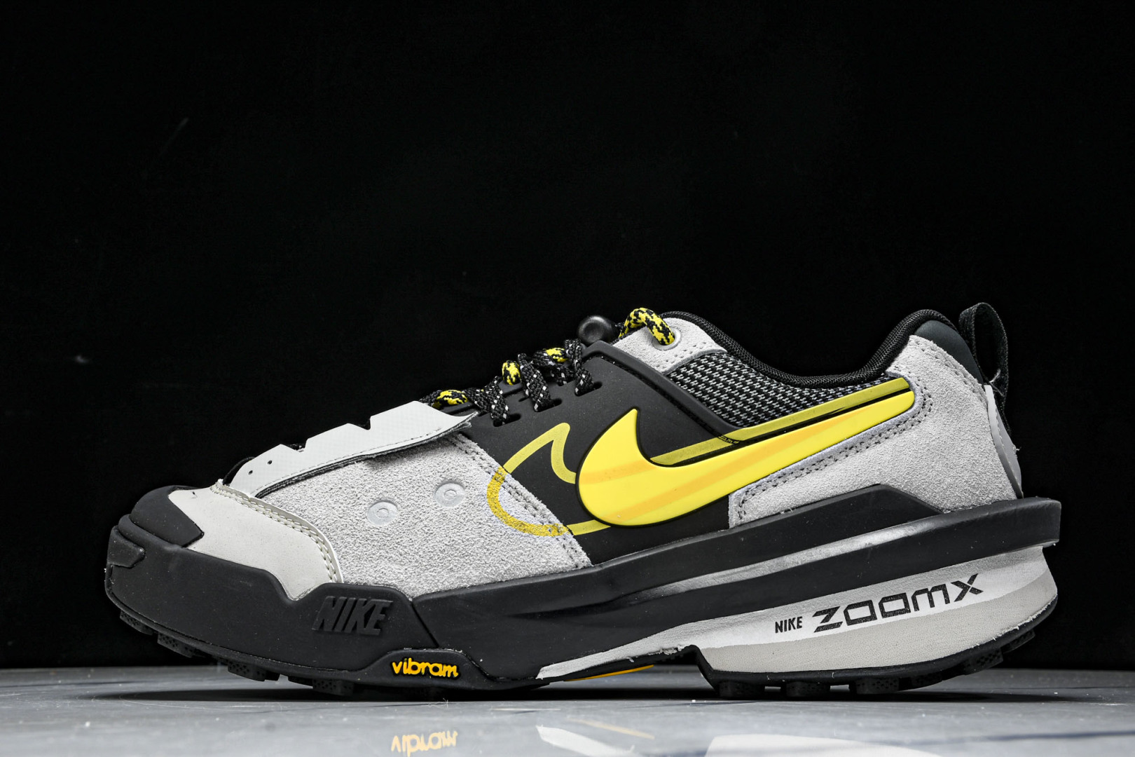 
Sacai x Nike Zegamadome SP 联名款 机能风低帮生活休闲鞋 HQ8618-00