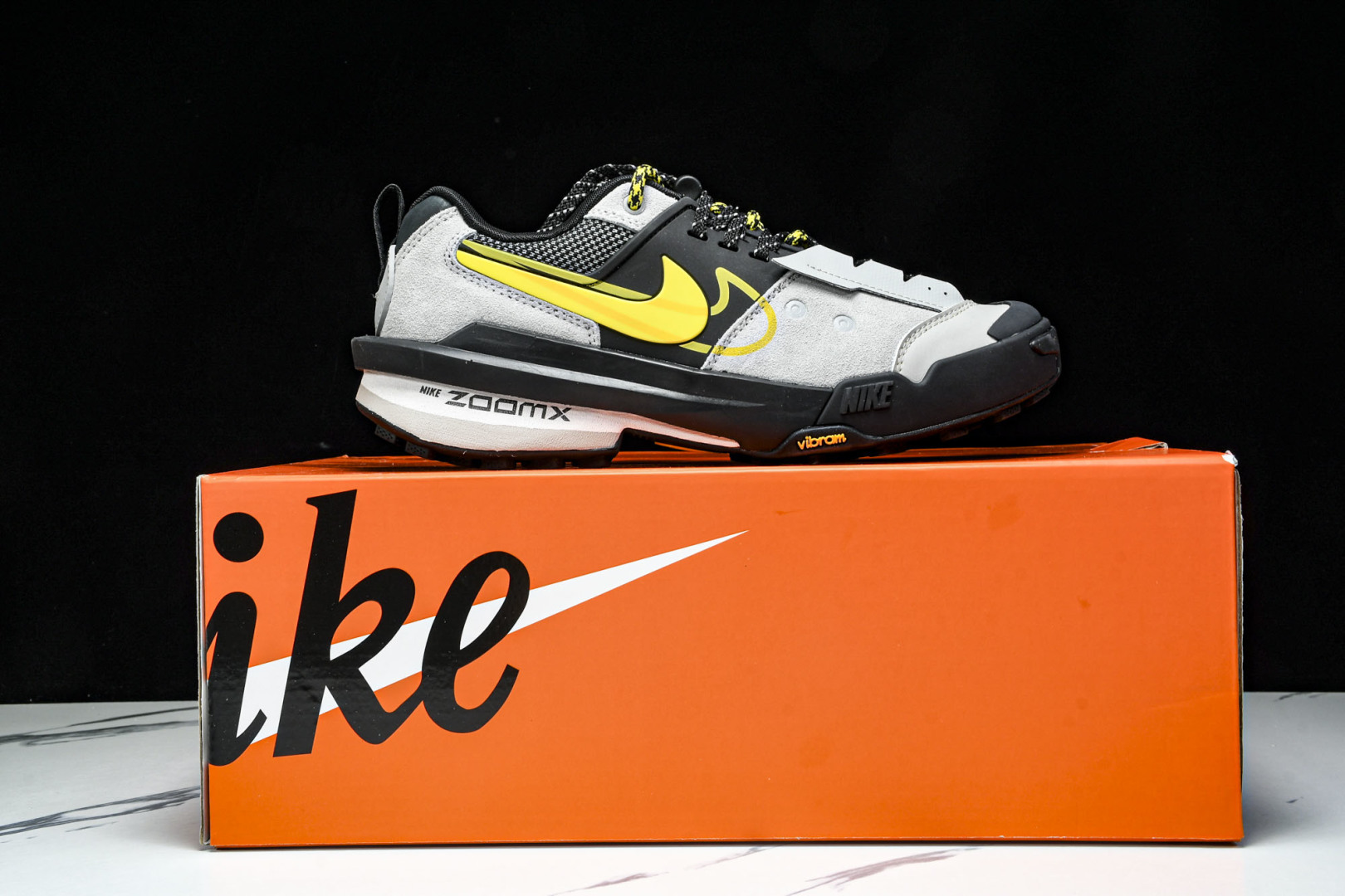 
Sacai x Nike Zegamadome SP 联名款 机能风低帮生活休闲鞋 HQ8618-00