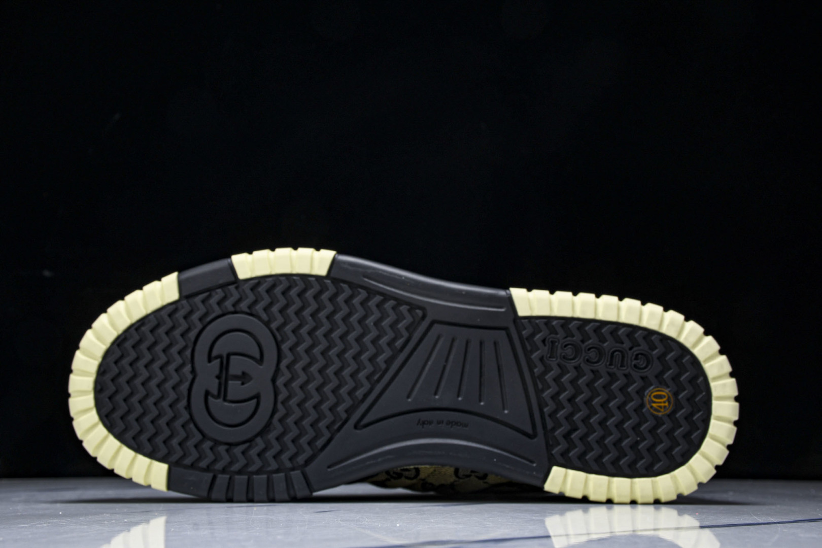 古驰 尺码39-45

纯原版出品-Gucci 古驰 拼接皮革压花粒面纹理低帮运动鞋板鞋男款  YZ02