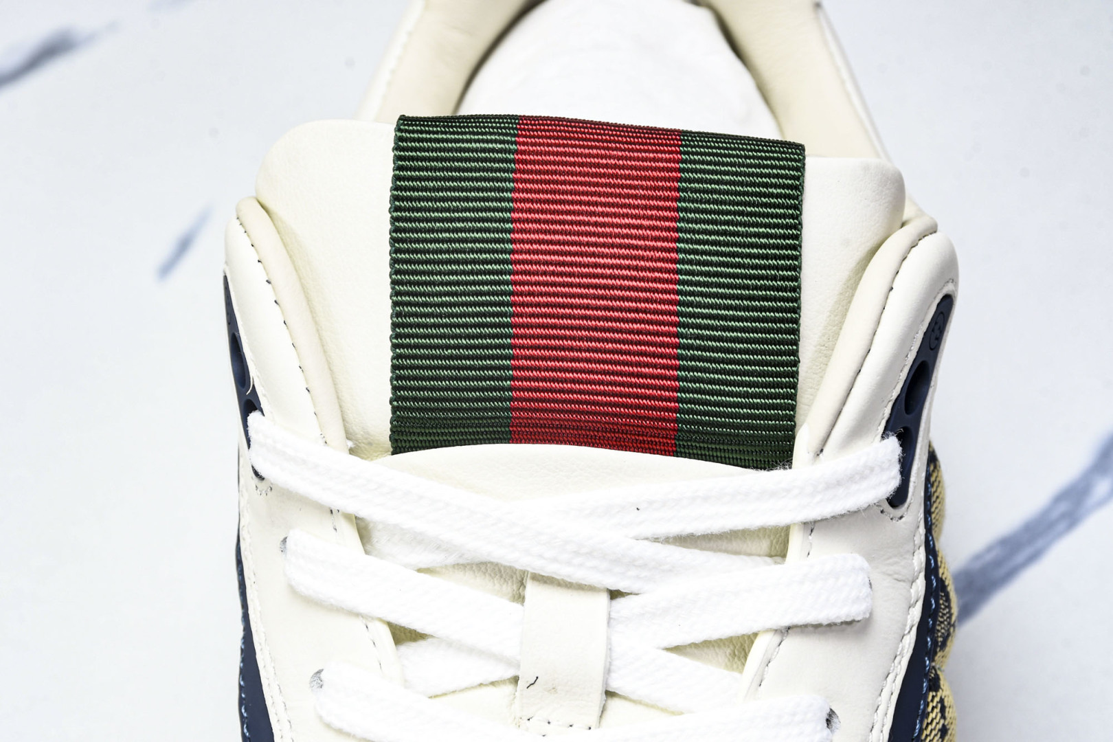 古驰 尺码39-45

纯原版出品-Gucci 古驰 拼接皮革压花粒面纹理低帮运动鞋板鞋男款  YZ02