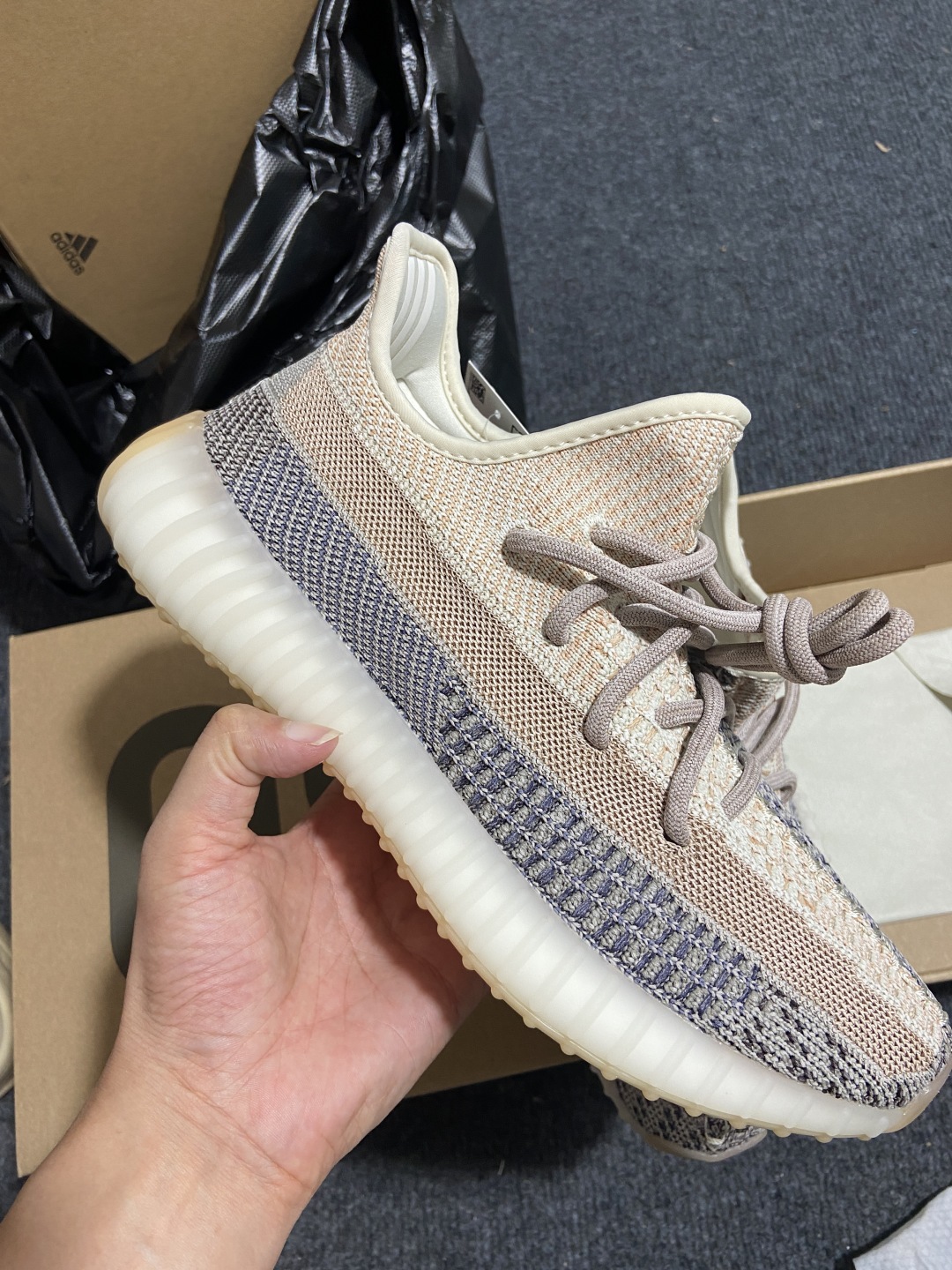 Yeezy芝麻 尺码36-48

纯原版出品-Yeezy Boost 350 V2 Preal 椰子35