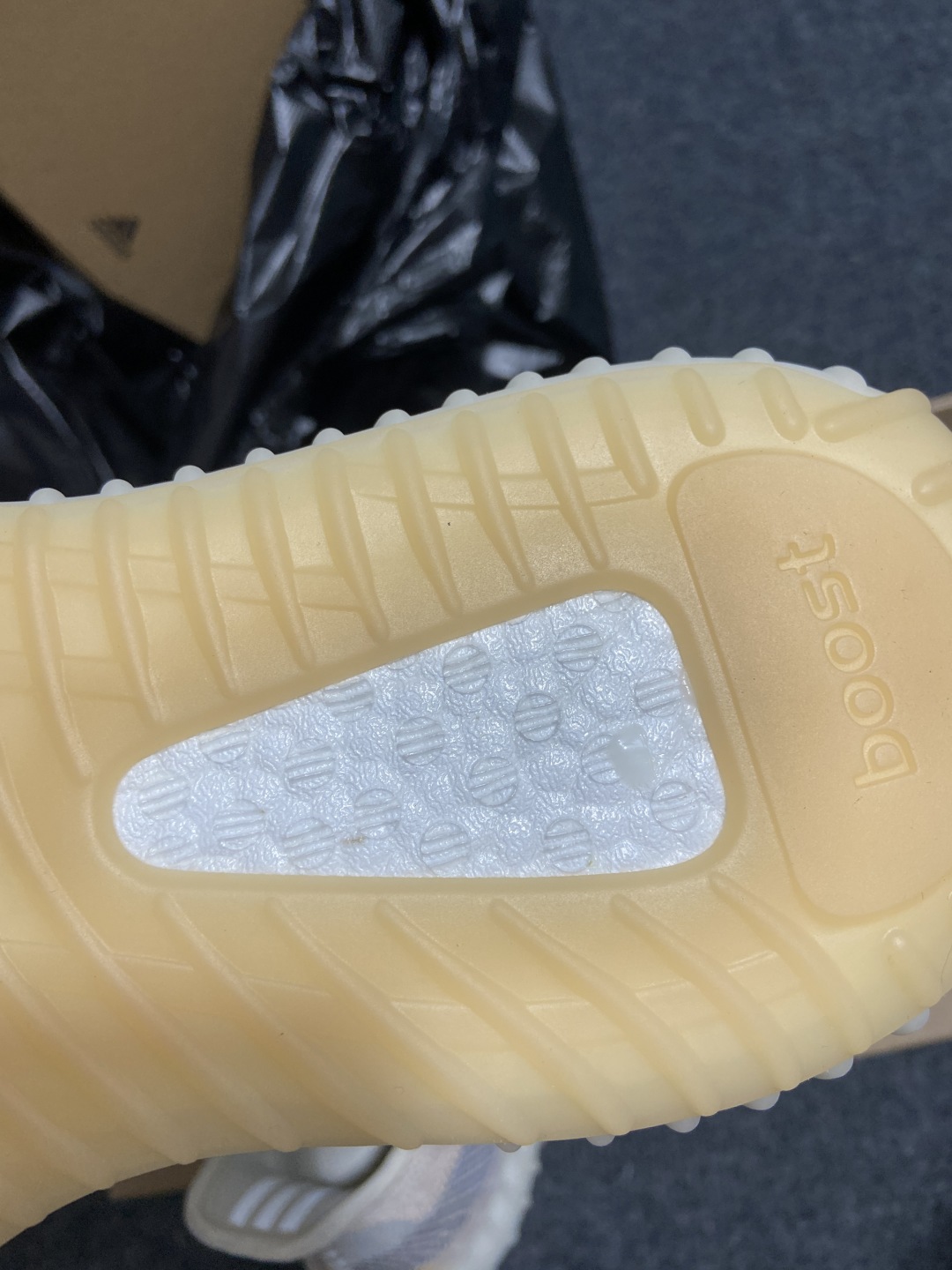 Yeezy芝麻 尺码36-48

纯原版出品-Yeezy Boost 350 V2 Preal 椰子35